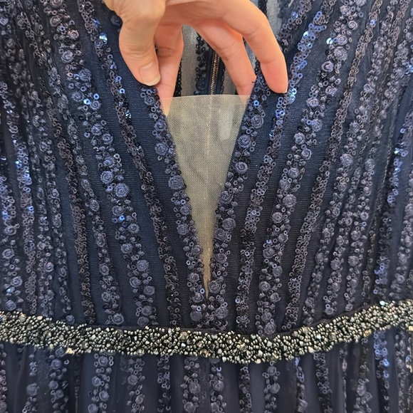 NWT Mac Duggal 11184 Plunging Striped Sequin Long Sleeve Gown in Midnight Size 2 - Picture 8 of 12